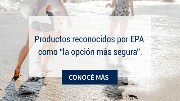 La imagen muestra a tres mujeres descalzas jugando en la playa. Productos reconocidos por la EPA como opción más segura. CONOCÉ MÁS.