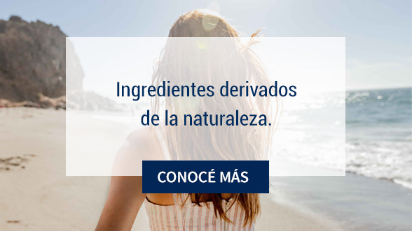 La imagen de fondo muestra a una mujer de espaldas en la playa mientras admira el océano. Productos de Limpieza Amway Home, seguros y efectivos. Conoce los ingredientes de estos productos derivados de la naturaleza