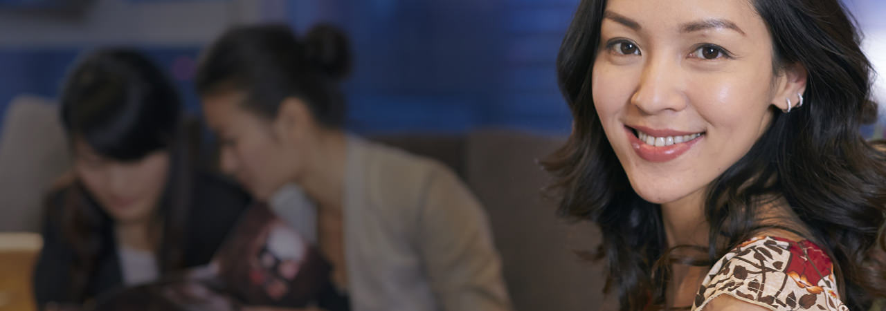 Imagen de una Mujer sonriendo. Preguntas comunes, respuestas claras. Amway informa.