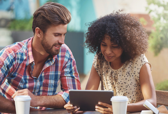 Imagen de un hombre y una mujer mirando juntos un video de capacitación en la tableta desde INA Virtual Amway