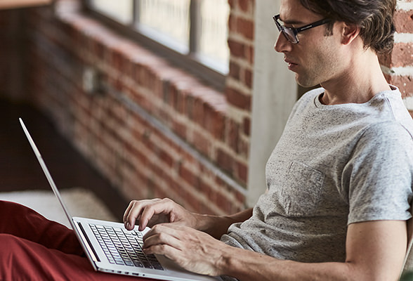 Imagen de un hombre sentado con su computadora. Capacitación en INA Virtual para nuestros Empresarios Amway. Educación Amway.