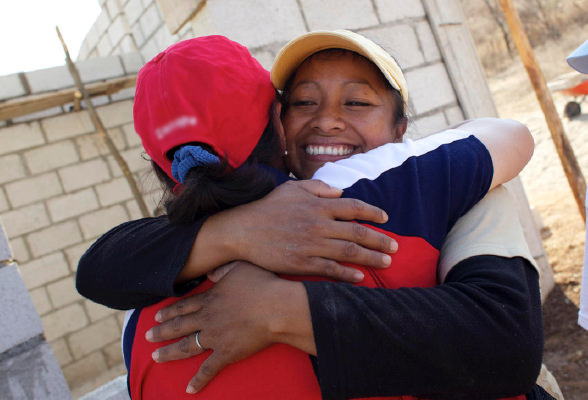 Alegría en la comunidad por la obra en construcción de Hábitat para la humanidad. Aporte a la comunidad de Amway y sus Empresarios.