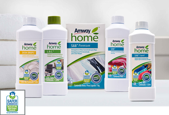 Imagen de productos Amway Home con dos pilas de toallas doblas en el fondo. Los productos son reconocidos con el programa Safer Choice de la EPA.