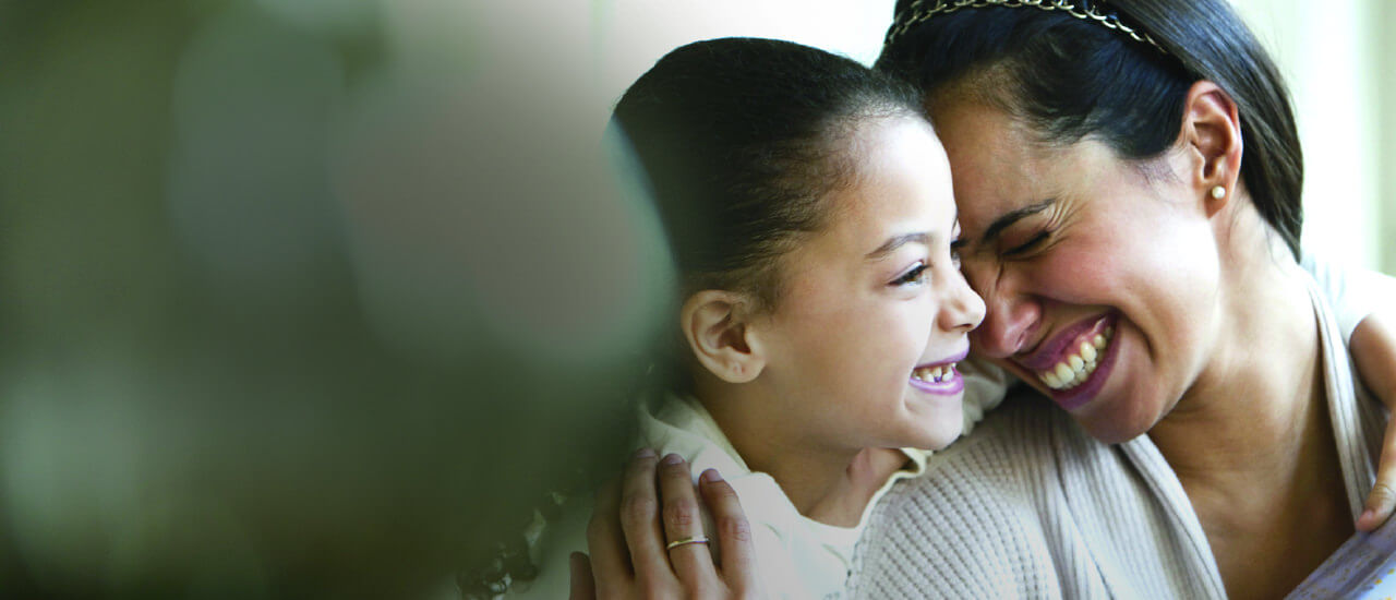 Imagen de una niña y su mamá, sonriendo. EL negocio Amway se basa en la creencia de que el buen trabajo merece reconocimiento.