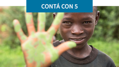 Niño con la mano extendida. Cuenta con 5, campaña de Nutrilite luchando contra la desnutrición infantil en 15 países.