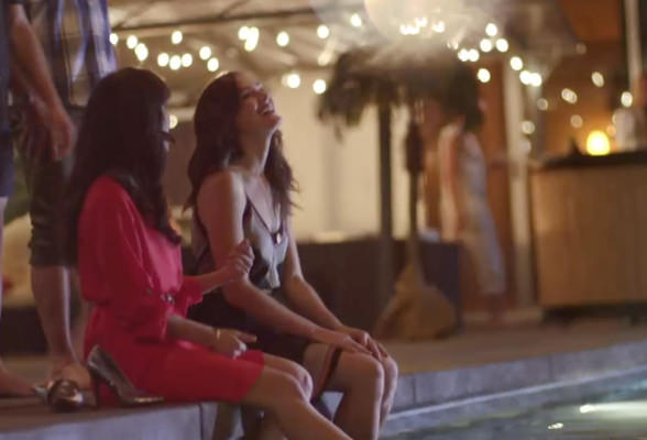Imagen de dos mujeres en una fiesta, celebrando el éxito de su negocio Amway. Incentivos de recompensa a medida que alcanzas tus metas.